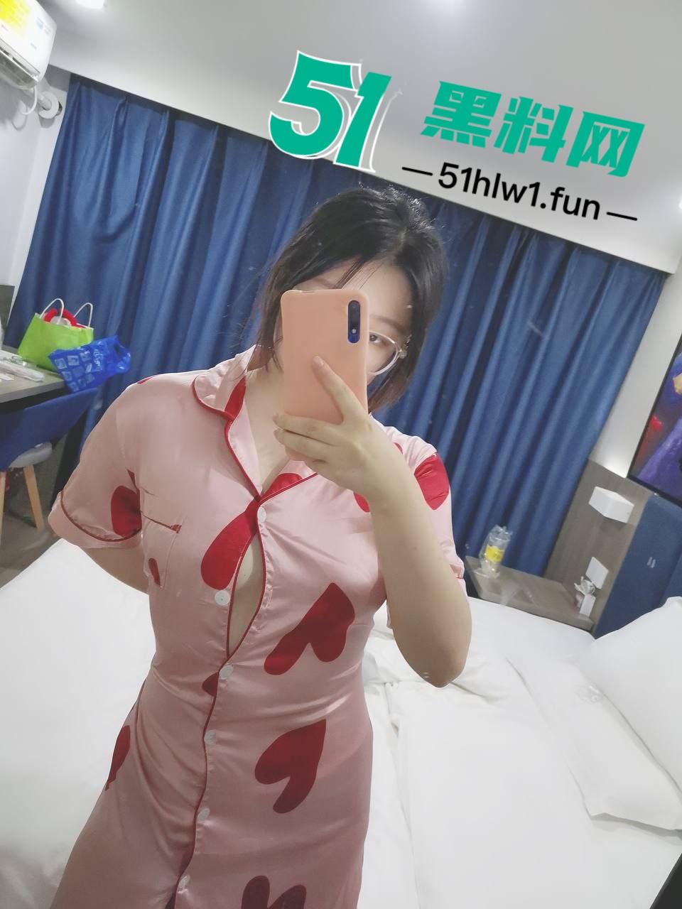 西安反差婊母狗教师，白天教书育人晚上变身母狗开始自拍给网友上性教育课程自慰视频曝光。  第1张