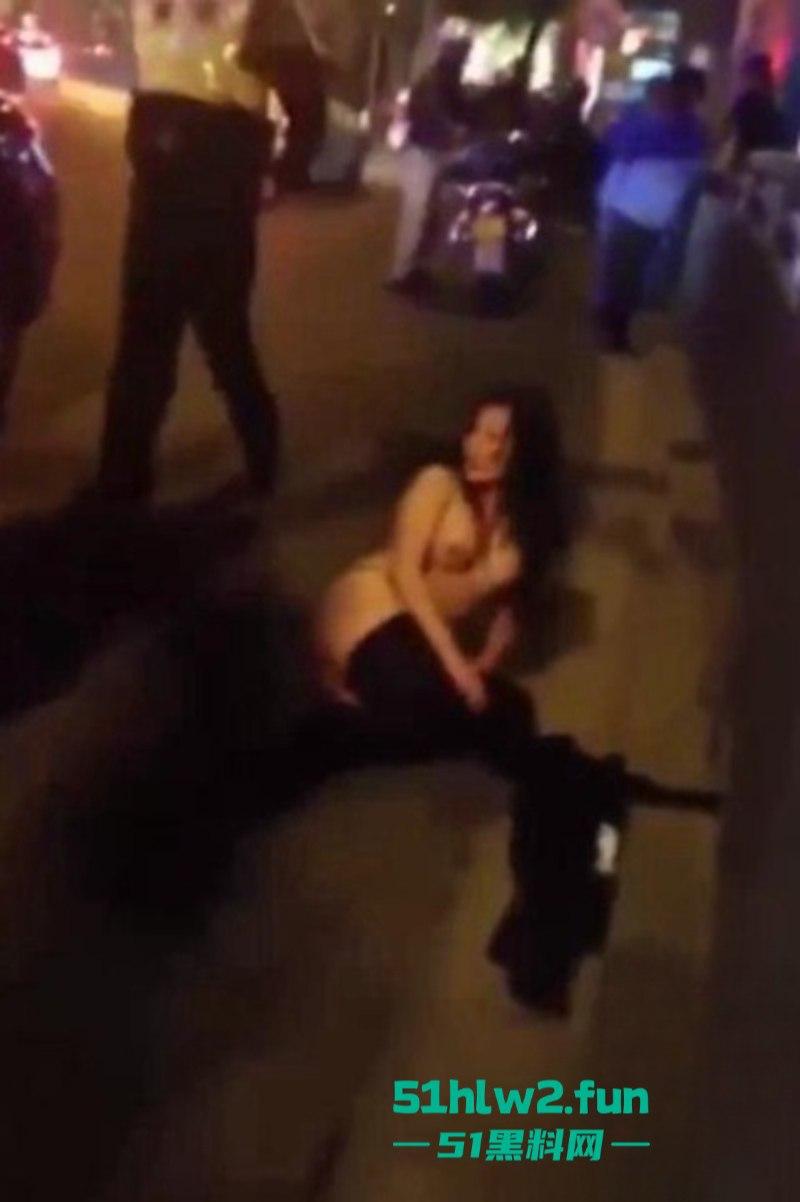 醉酒美女精选合集!上海醉酒女当街脱衣求外国人操她,结果被警方制止并带走! 第1张 醉酒美女精选合集!上海醉酒女当街脱衣求外国人操她,结果被警方制止并带走! 第1张