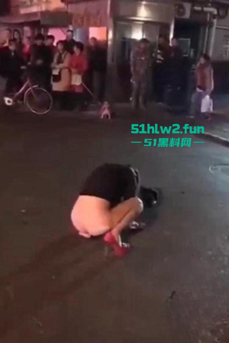 醉酒美女精选合集!上海醉酒女当街脱衣求外国人操她,结果被警方制止并带走! 第2张 醉酒美女精选合集!上海醉酒女当街脱衣求外国人操她,结果被警方制止并带走! 第2张