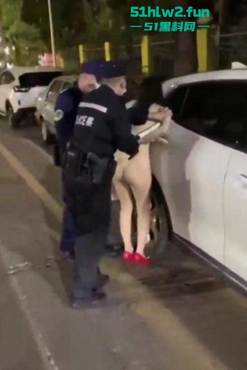 醉酒美女精选合集!上海醉酒女当街脱衣求外国人操她,结果被警方制止并带走! 第3张 醉酒美女精选合集!上海醉酒女当街脱衣求外国人操她,结果被警方制止并带走! 第3张