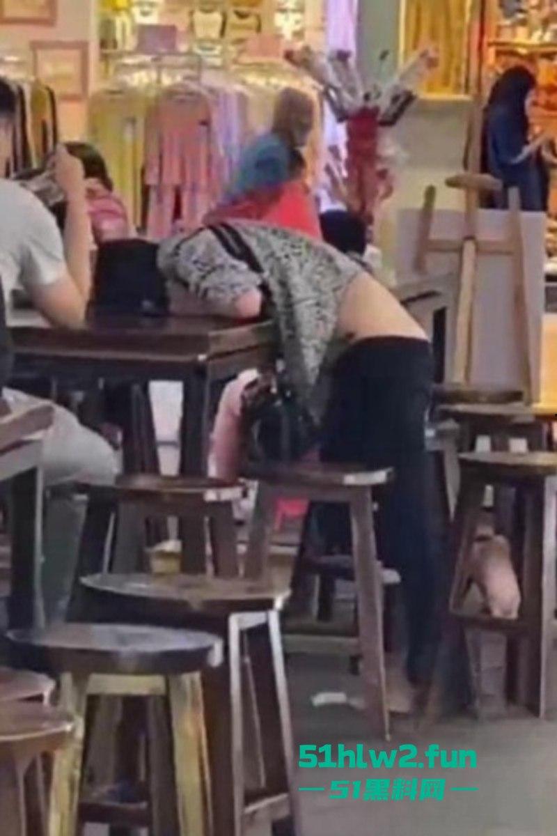 醉酒美女精选合集!上海醉酒女当街脱衣求外国人操她,结果被警方制止并带走! 第4张 醉酒美女精选合集!上海醉酒女当街脱衣求外国人操她,结果被警方制止并带走! 第4张