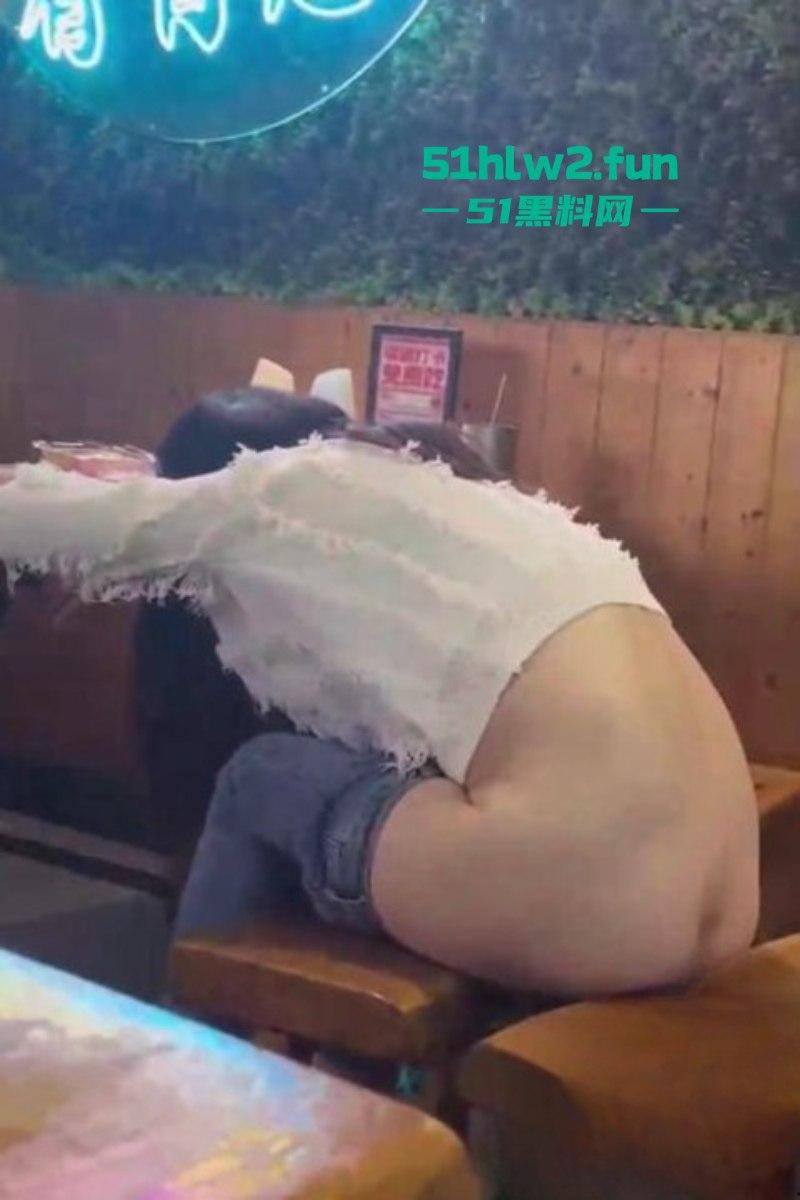 醉酒美女精选合集!上海醉酒女当街脱衣求外国人操她,结果被警方制止并带走! 第7张 醉酒美女精选合集!上海醉酒女当街脱衣求外国人操她,结果被警方制止并带走! 第7张