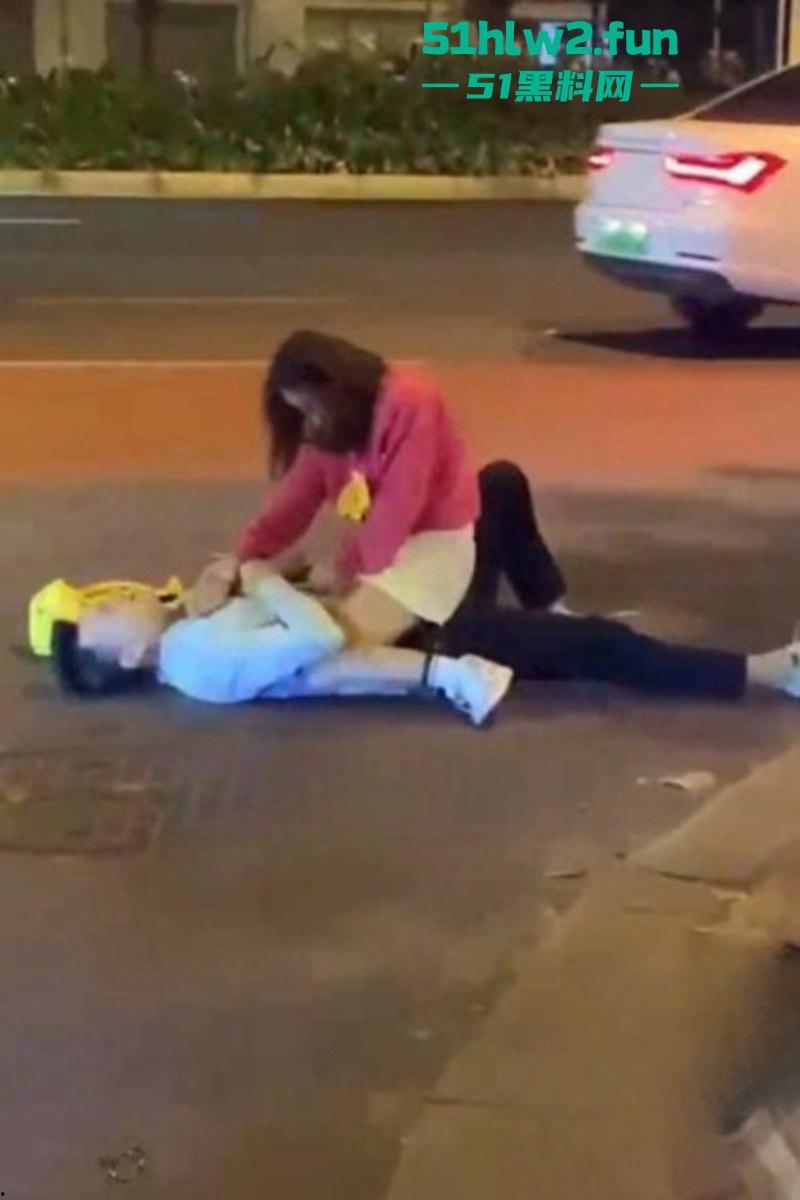 醉酒美女精选合集!上海醉酒女当街脱衣求外国人操她,结果被警方制止并带走! 第8张 醉酒美女精选合集!上海醉酒女当街脱衣求外国人操她,结果被警方制止并带走! 第8张