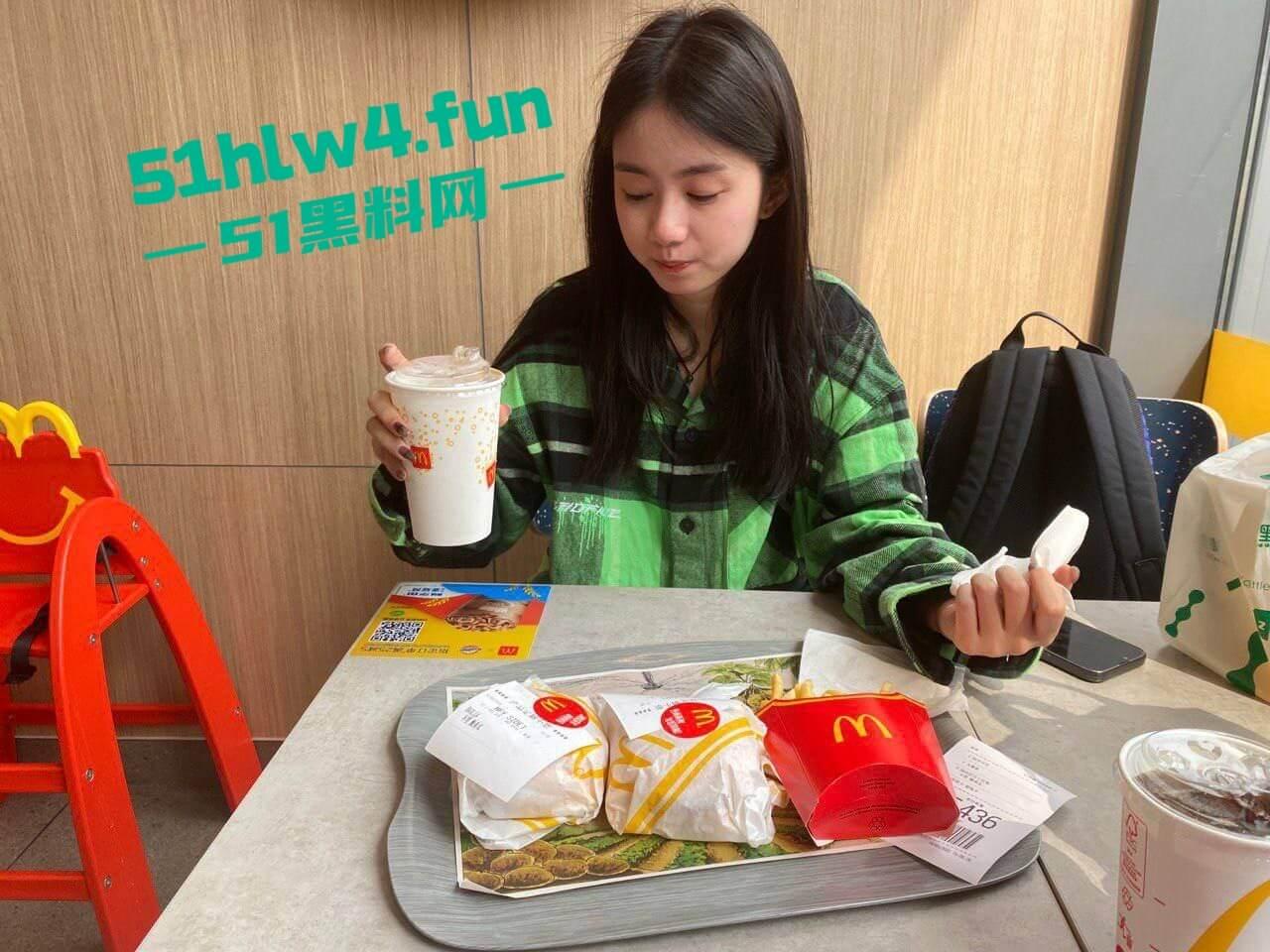 颜值清纯学生妹，身材纤细瘦弱被大叔一顿麦当劳拿下，带到酒店穿性感丝袜扛起美腿暴力抽插。  第7张