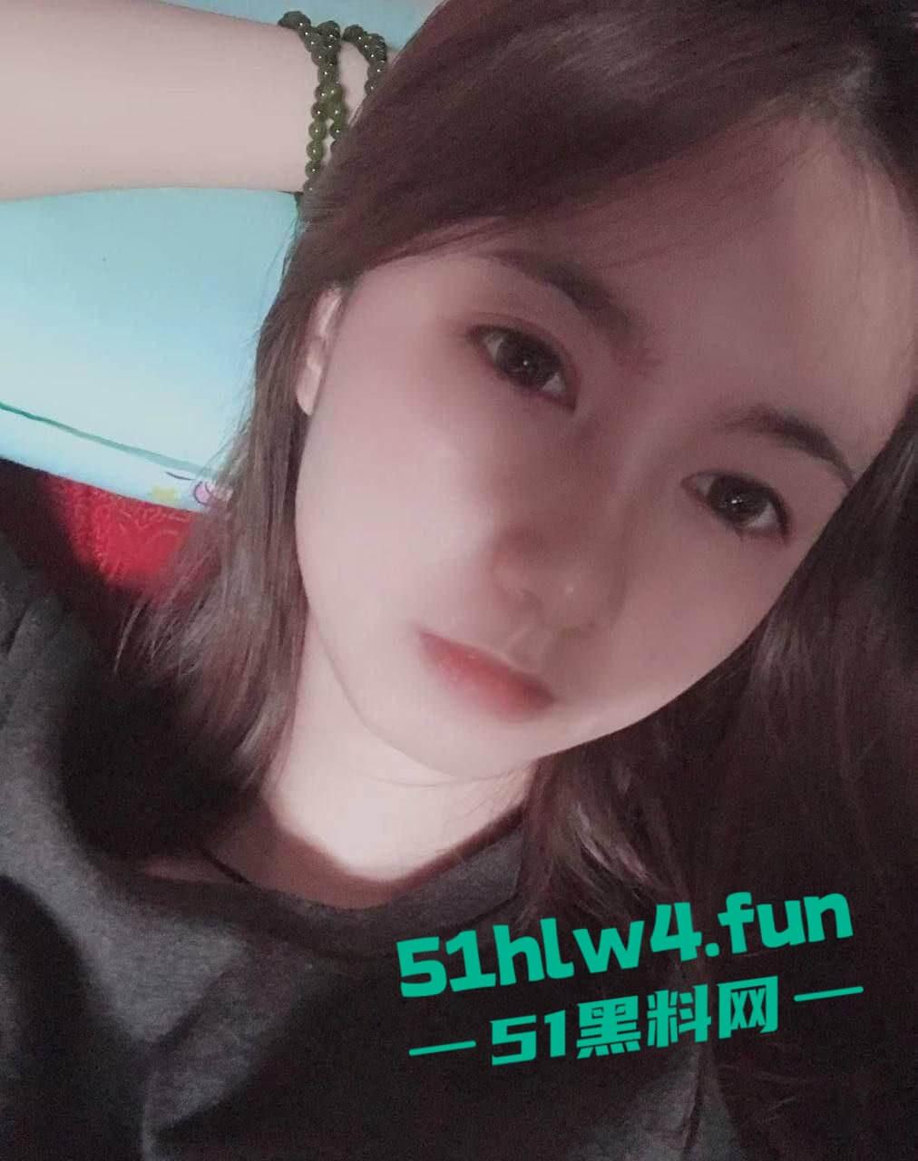 颜值清纯学生妹，身材纤细瘦弱被大叔一顿麦当劳拿下，带到酒店穿性感丝袜扛起美腿暴力抽插。  第8张