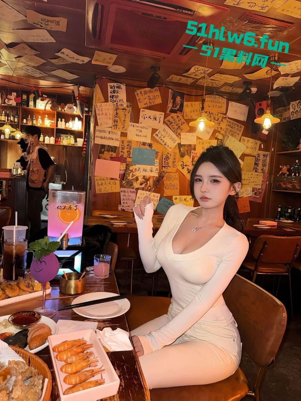 外围妹【丹丹】奶大逼骚陪睡富一晚净赚30万，拿钱跑路被皮条哥全网通辑骚料满天曝。  第1张