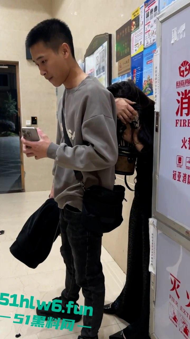 福建真实抓奸实拍,奸夫淫妇家中私会被突然回来的正主当场抓奸,撕逼现场还一直维护小三。 第1张 福建真实抓奸实拍,奸夫淫妇家中私会被突然回来的正主当场抓奸,撕逼现场还一直维护小三。 第1张