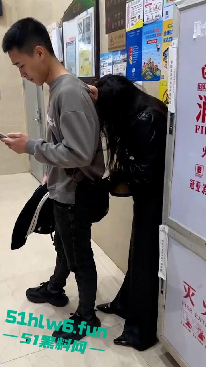 福建真实抓奸实拍,奸夫淫妇家中私会被突然回来的正主当场抓奸,撕逼现场还一直维护小三。 第4张 福建真实抓奸实拍,奸夫淫妇家中私会被突然回来的正主当场抓奸,撕逼现场还一直维护小三。 第4张