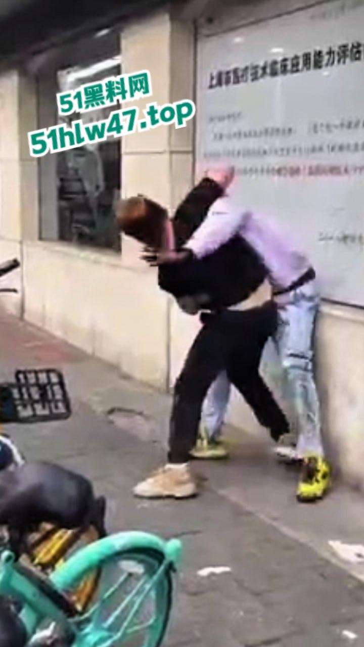 广州黑人被精神小伙爆揍,网友恶嘲这是汉人殖民者,在广坎达街头殴打土著,原来广州早已被黑人占领了啊! 第1张 广州黑人被精神小伙爆揍,网友恶嘲这是汉人殖民者,在广坎达街头殴打土著,原来广州早已被黑人占领了啊! 第1张