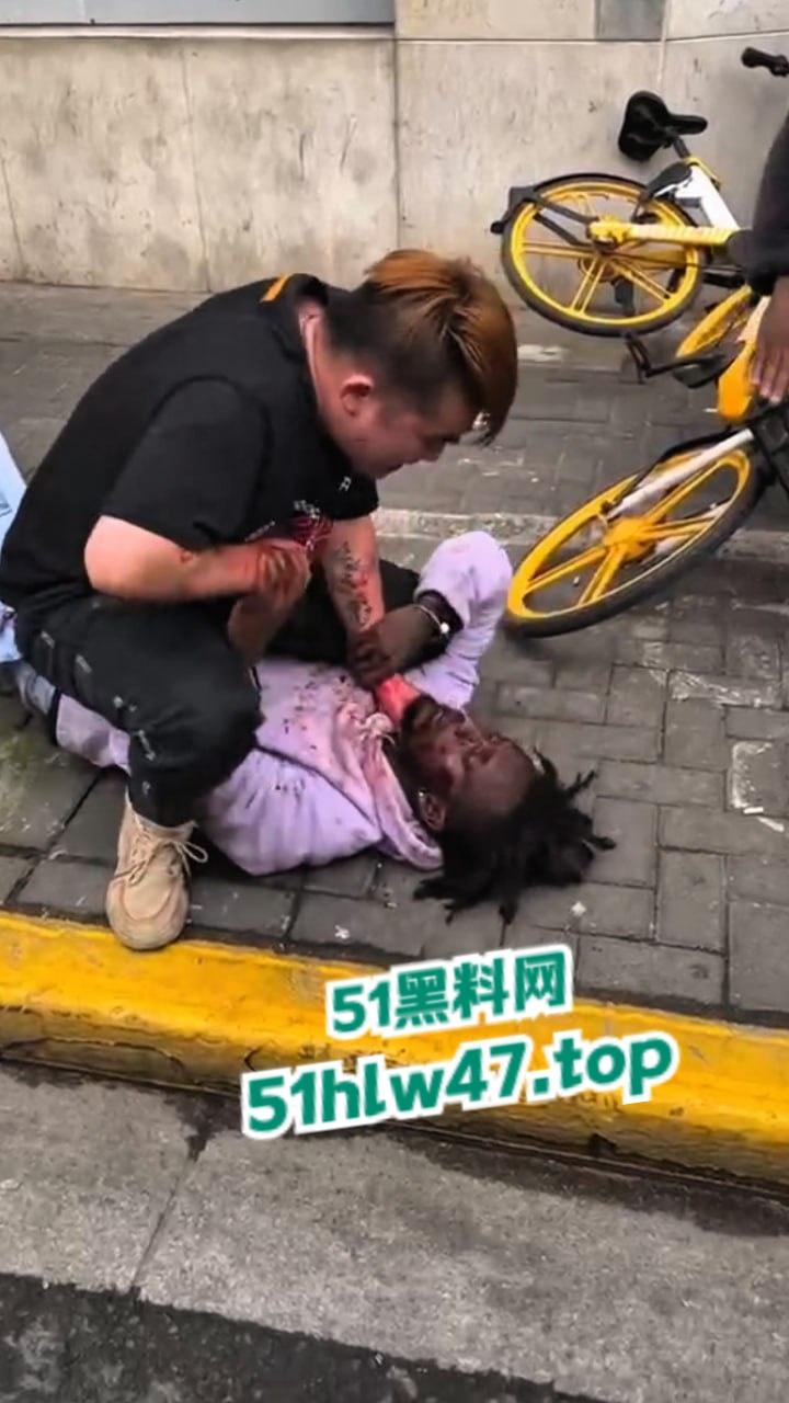 广州黑人被精神小伙爆揍,网友恶嘲这是汉人殖民者,在广坎达街头殴打土著,原来广州早已被黑人占领了啊! 第2张 广州黑人被精神小伙爆揍,网友恶嘲这是汉人殖民者,在广坎达街头殴打土著,原来广州早已被黑人占领了啊! 第2张