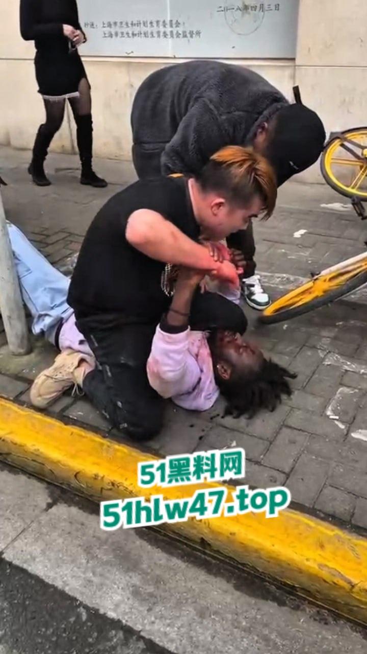 广州黑人被精神小伙爆揍,网友恶嘲这是汉人殖民者,在广坎达街头殴打土著,原来广州早已被黑人占领了啊! 第3张 广州黑人被精神小伙爆揍,网友恶嘲这是汉人殖民者,在广坎达街头殴打土著,原来广州早已被黑人占领了啊! 第3张