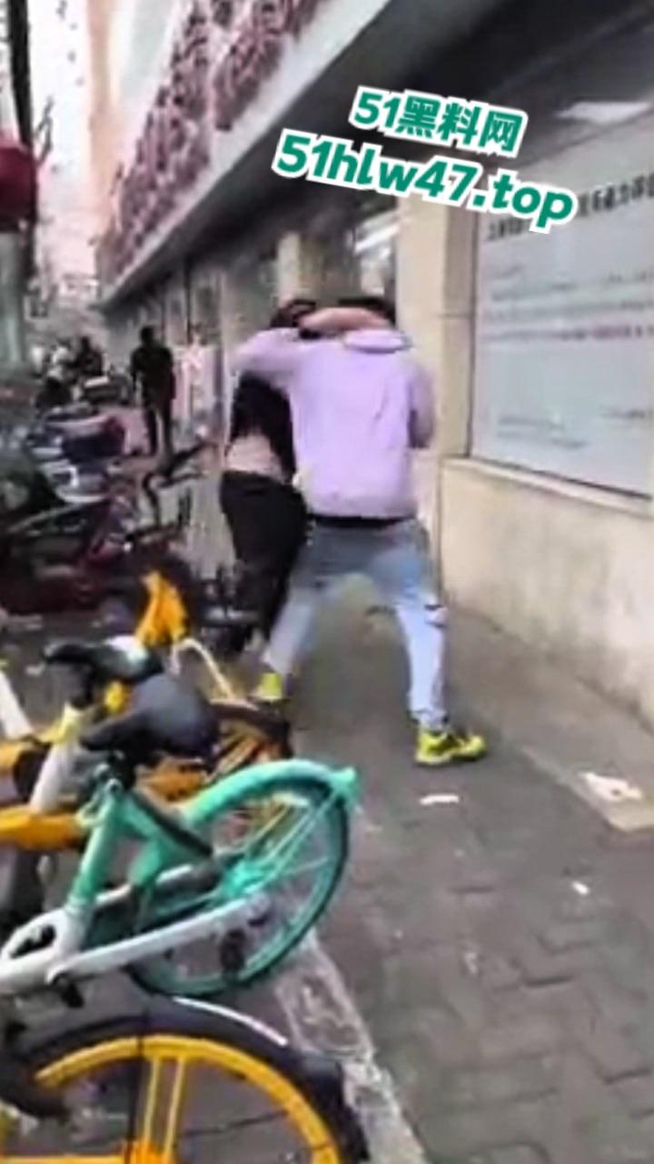 广州黑人被精神小伙爆揍,网友恶嘲这是汉人殖民者,在广坎达街头殴打土著,原来广州早已被黑人占领了啊! 第4张 广州黑人被精神小伙爆揍,网友恶嘲这是汉人殖民者,在广坎达街头殴打土著,原来广州早已被黑人占领了啊! 第4张