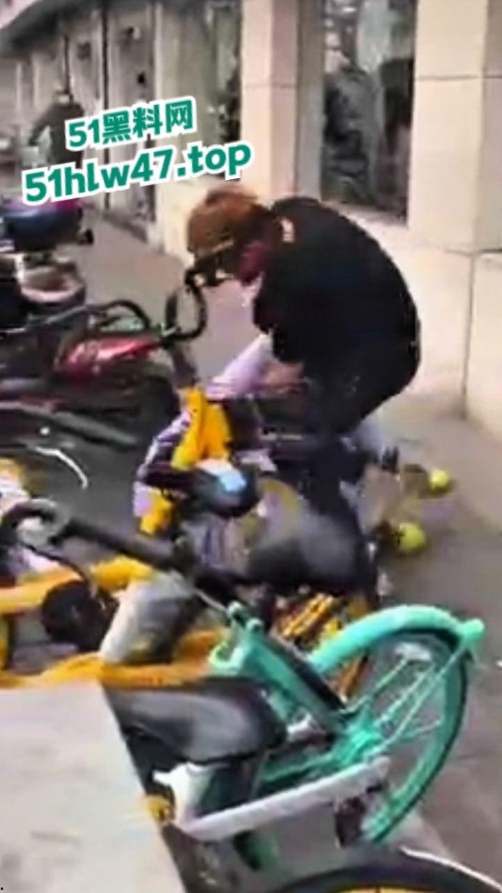 广州黑人被精神小伙爆揍,网友恶嘲这是汉人殖民者,在广坎达街头殴打土著,原来广州早已被黑人占领了啊! 第5张 广州黑人被精神小伙爆揍,网友恶嘲这是汉人殖民者,在广坎达街头殴打土著,原来广州早已被黑人占领了啊! 第5张