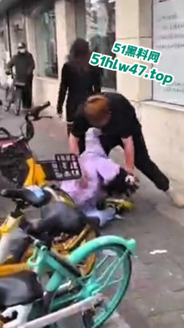 广州黑人被精神小伙爆揍,网友恶嘲这是汉人殖民者,在广坎达街头殴打土著,原来广州早已被黑人占领了啊! 第6张 广州黑人被精神小伙爆揍,网友恶嘲这是汉人殖民者,在广坎达街头殴打土著,原来广州早已被黑人占领了啊! 第6张