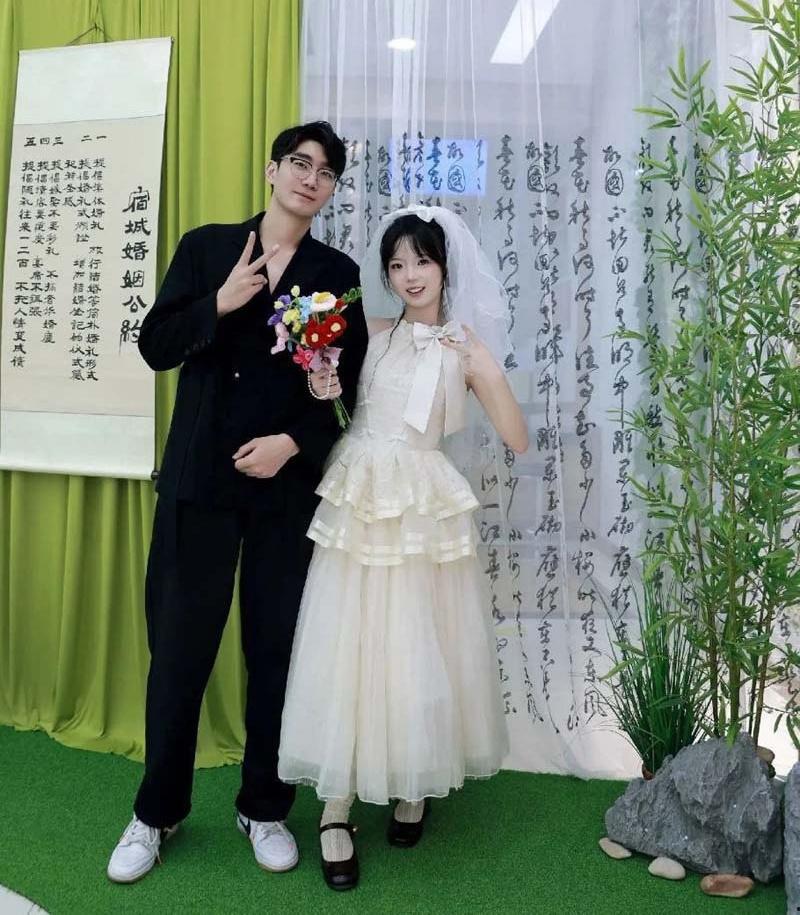 江苏新娘李娜婚礼前夜与前男友告别炮流出 清纯新娘穿着性感婚纱被爆操 骚穴灌满精子与老公参加婚礼 真够离谱  第2张