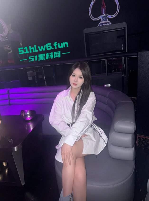 抖音20W粉丝大长腿女神级网红【亲亲小渝】金主高价定制,低角度美景甜美蜜桃臀! 第1张 抖音20W粉丝大长腿女神级网红【亲亲小渝】金主高价定制,低角度美景甜美蜜桃臀! 第1张