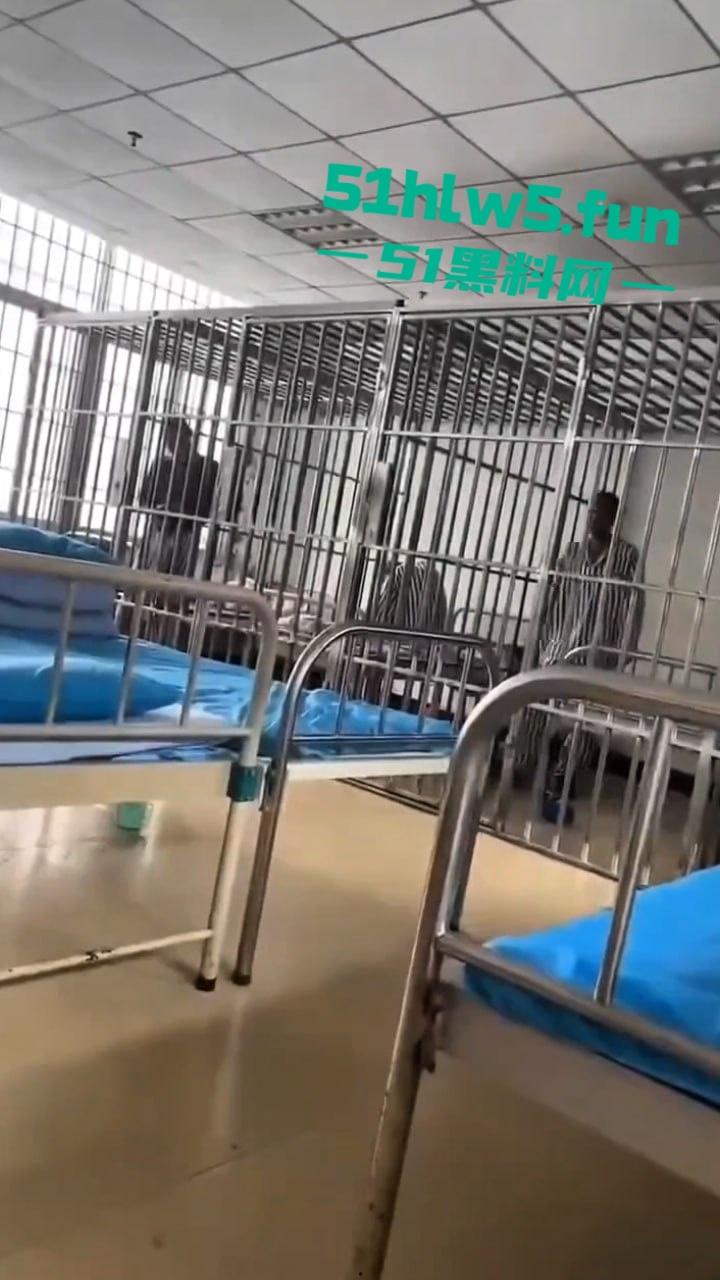 实拍精神病院内部，高墙、铁窗、监控摄像头。真实的牢笼的样子就是另一种类的监狱。  第1张