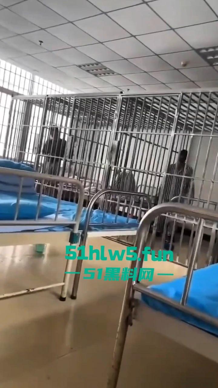 实拍精神病院内部，高墙、铁窗、监控摄像头。真实的牢笼的样子就是另一种类的监狱。  第2张