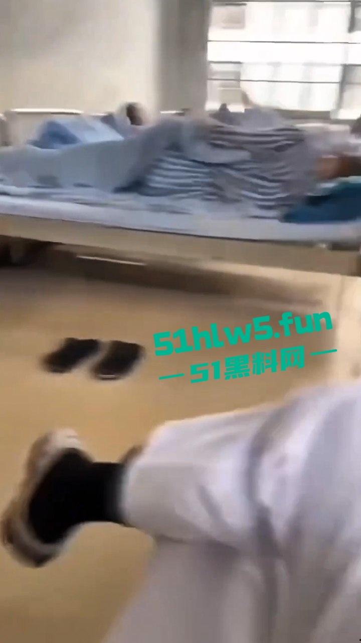 实拍精神病院内部，高墙、铁窗、监控摄像头。真实的牢笼的样子就是另一种类的监狱。  第3张