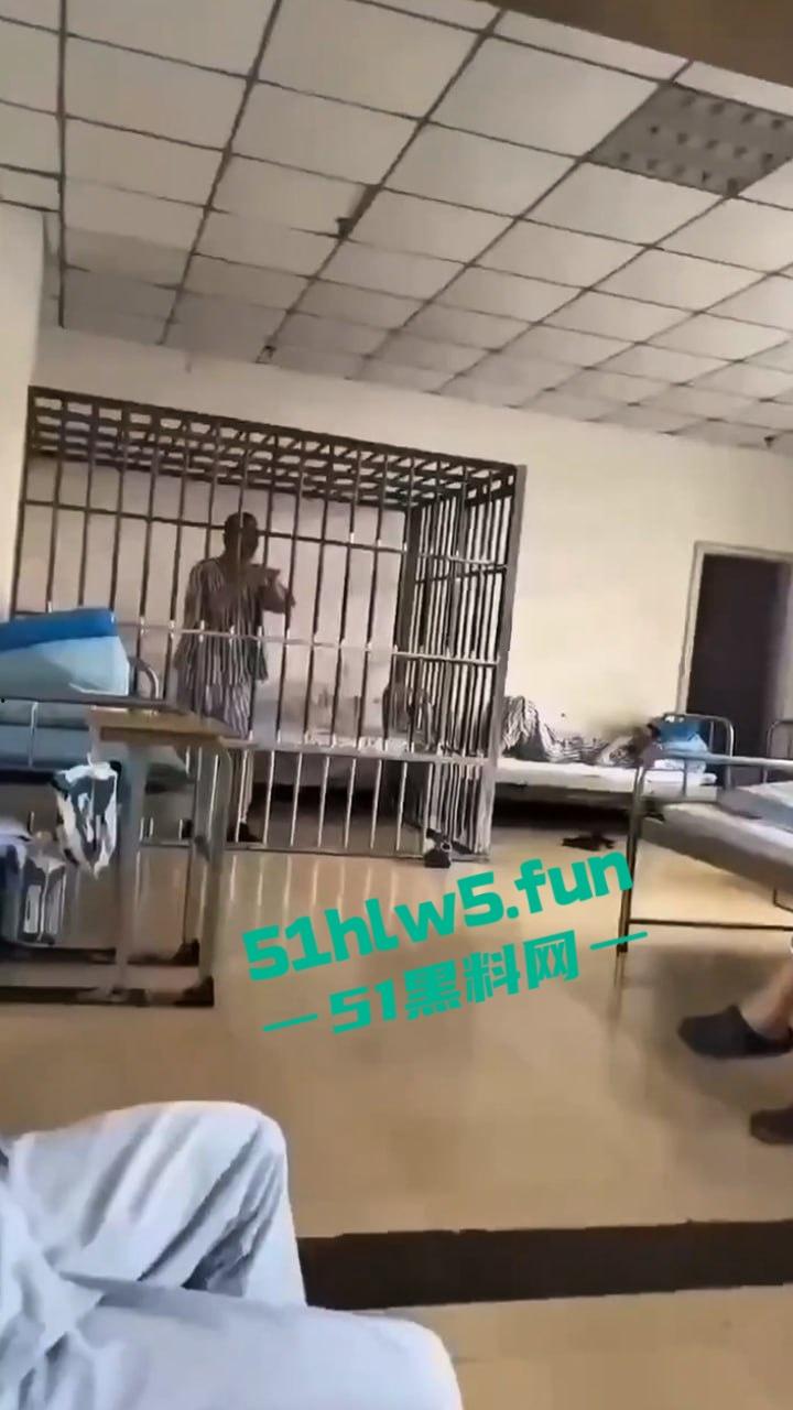 实拍精神病院内部，高墙、铁窗、监控摄像头。真实的牢笼的样子就是另一种类的监狱。  第4张