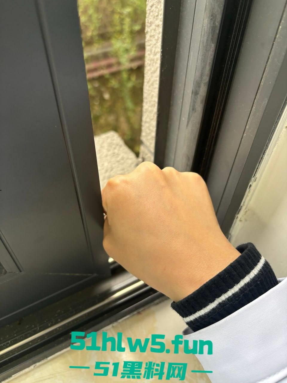 实拍精神病院内部，高墙、铁窗、监控摄像头。真实的牢笼的样子就是另一种类的监狱。  第5张