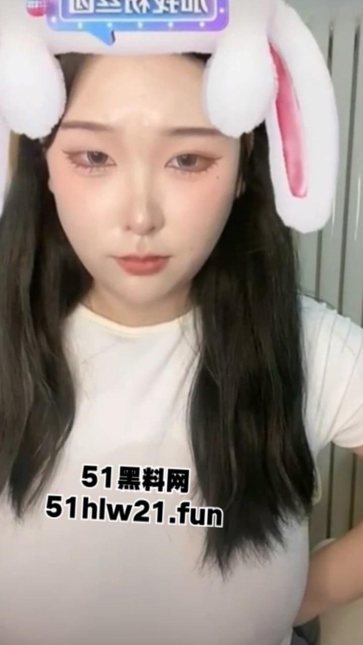 湖北抖音网红【丫丫有肉】身材超傲人的骚母狗,直播时各种走光露点,看着这骚逼是故意的啊。 第3张 湖北抖音网红【丫丫有肉】身材超傲人的骚母狗,直播时各种走光露点,看着这骚逼是故意的啊。 第3张