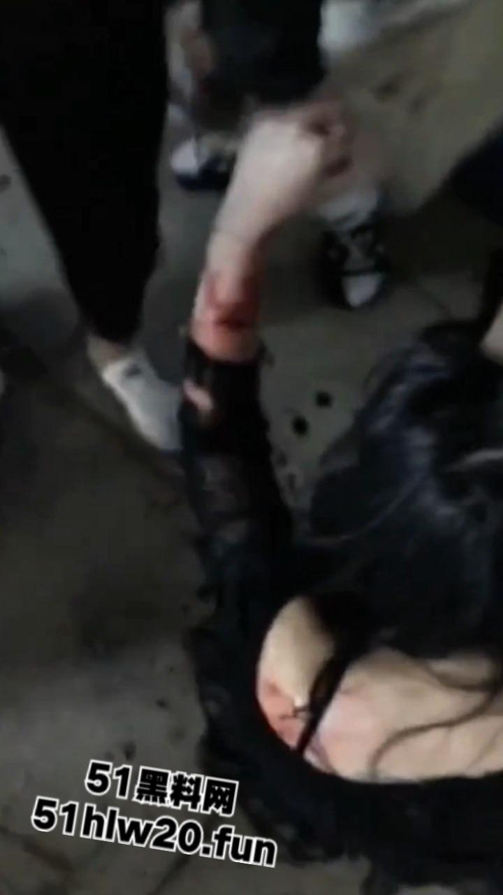 吉林长春精神小妹干架现场,一群精神小妹带着几个小伙围殴俩美女,打人者正在追捕当中。 第1张 吉林长春精神小妹干架现场,一群精神小妹带着几个小伙围殴俩美女,打人者正在追捕当中。 第1张