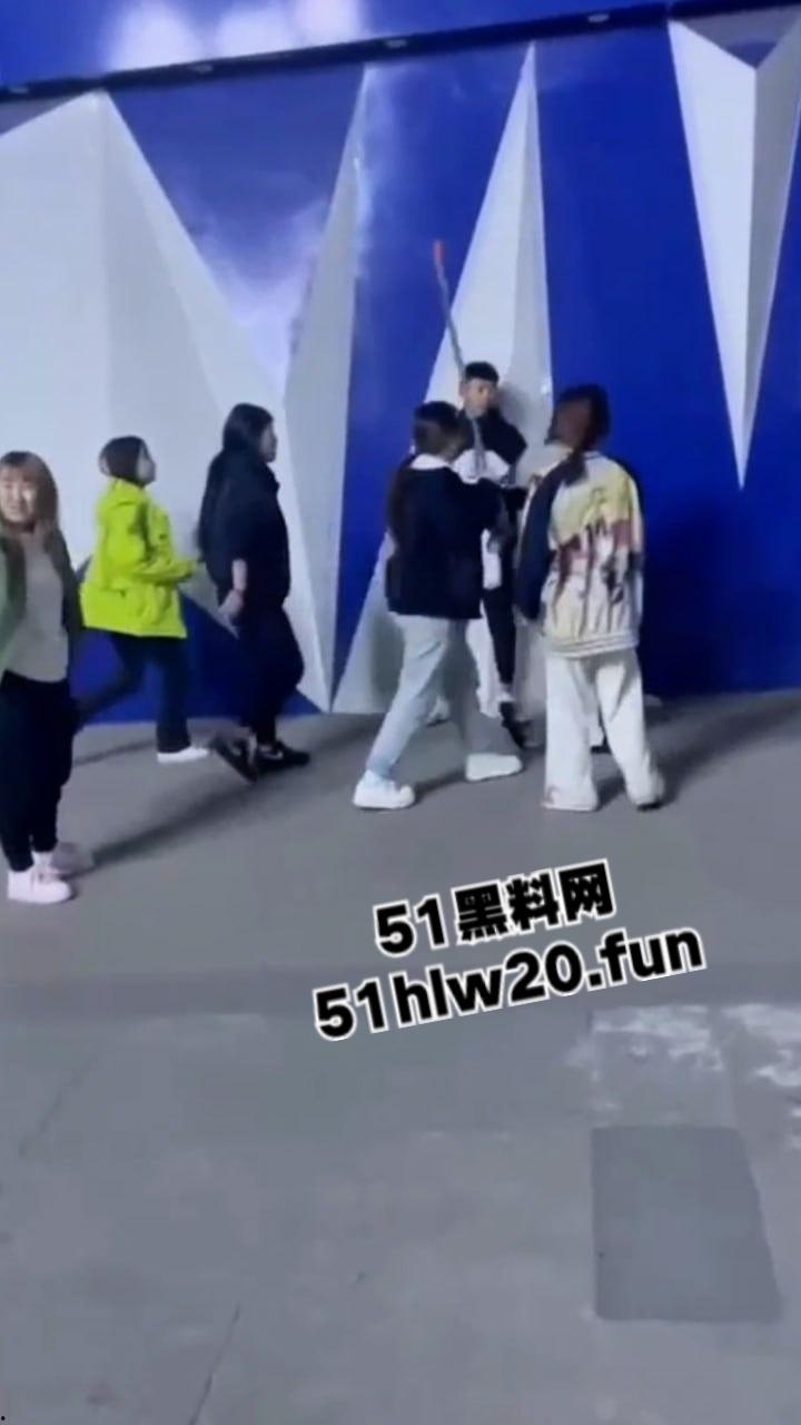 吉林长春精神小妹干架现场,一群精神小妹带着几个小伙围殴俩美女,打人者正在追捕当中。 第2张 吉林长春精神小妹干架现场,一群精神小妹带着几个小伙围殴俩美女,打人者正在追捕当中。 第2张