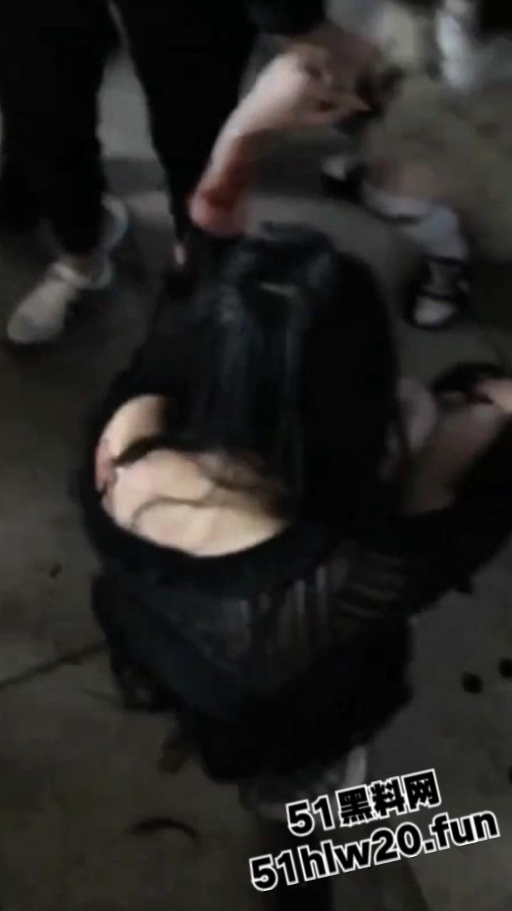 吉林长春精神小妹干架现场,一群精神小妹带着几个小伙围殴俩美女,打人者正在追捕当中。 第3张 吉林长春精神小妹干架现场,一群精神小妹带着几个小伙围殴俩美女,打人者正在追捕当中。 第3张