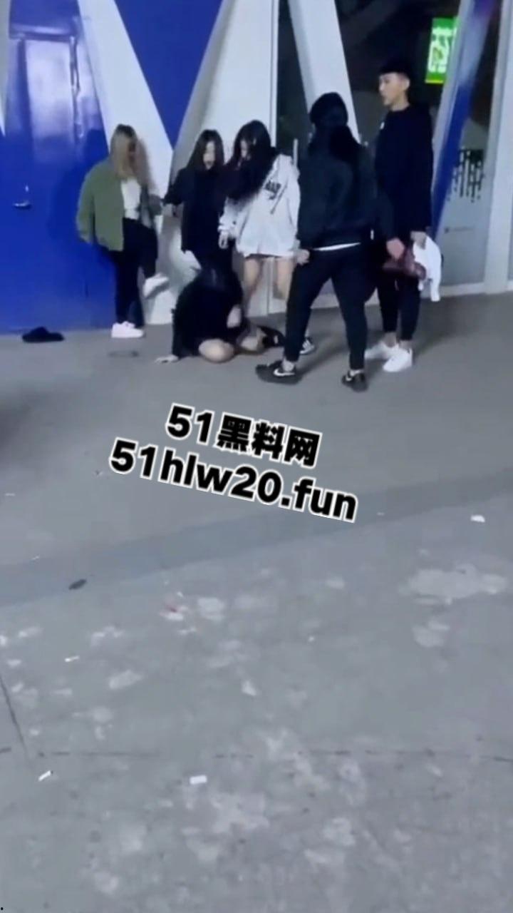 吉林长春精神小妹干架现场,一群精神小妹带着几个小伙围殴俩美女,打人者正在追捕当中。 第4张 吉林长春精神小妹干架现场,一群精神小妹带着几个小伙围殴俩美女,打人者正在追捕当中。 第4张