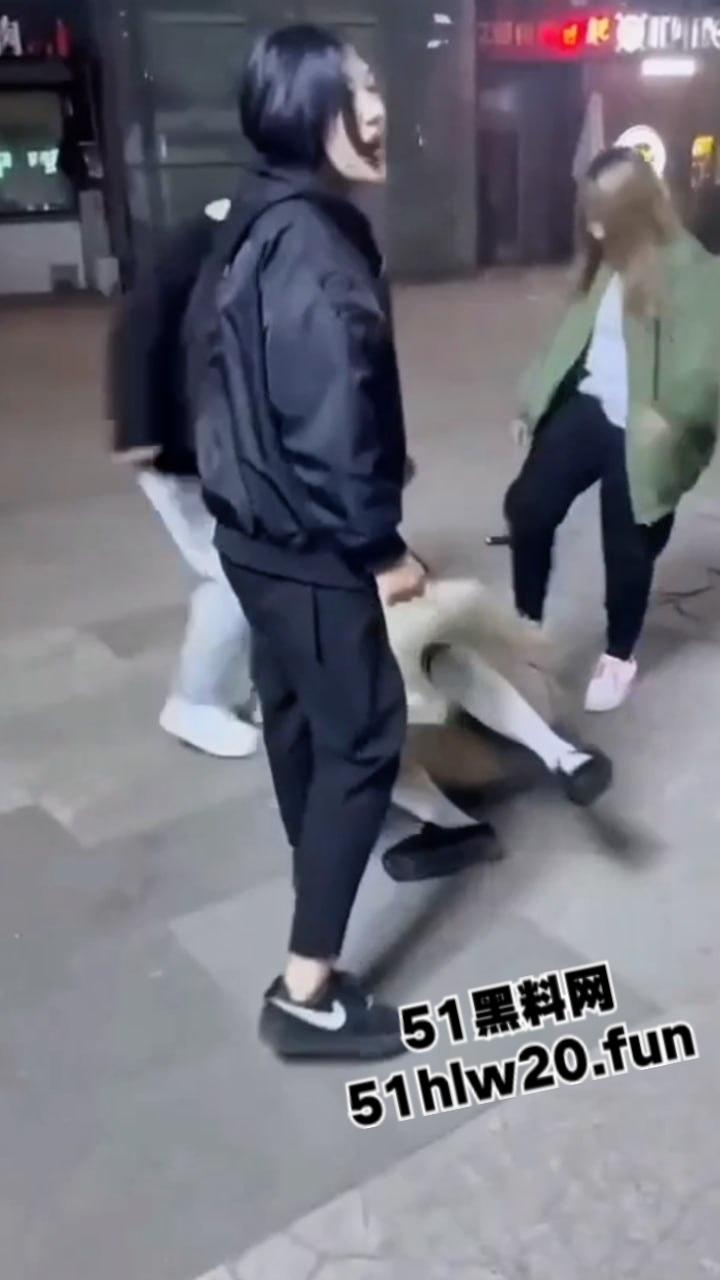 吉林长春精神小妹干架现场,一群精神小妹带着几个小伙围殴俩美女,打人者正在追捕当中。 第5张 吉林长春精神小妹干架现场,一群精神小妹带着几个小伙围殴俩美女,打人者正在追捕当中。 第5张