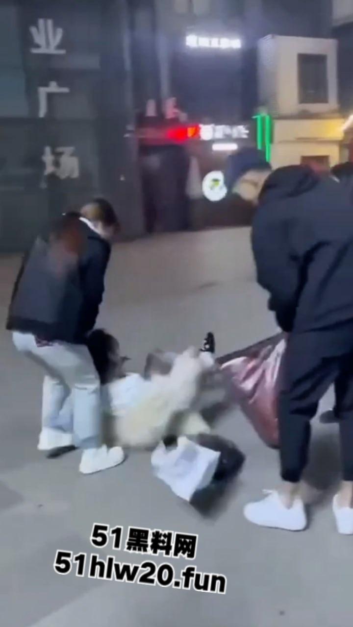 吉林长春精神小妹干架现场,一群精神小妹带着几个小伙围殴俩美女,打人者正在追捕当中。 第6张 吉林长春精神小妹干架现场,一群精神小妹带着几个小伙围殴俩美女,打人者正在追捕当中。 第6张