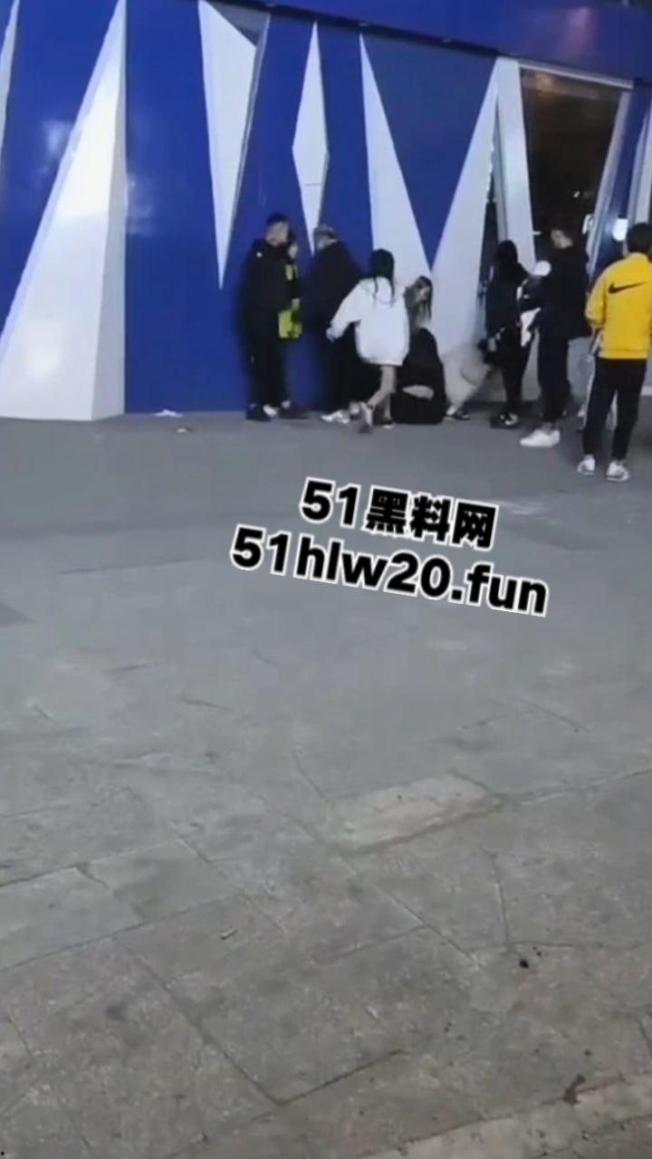 吉林长春精神小妹干架现场,一群精神小妹带着几个小伙围殴俩美女,打人者正在追捕当中。 第8张 吉林长春精神小妹干架现场,一群精神小妹带着几个小伙围殴俩美女,打人者正在追捕当中。 第8张