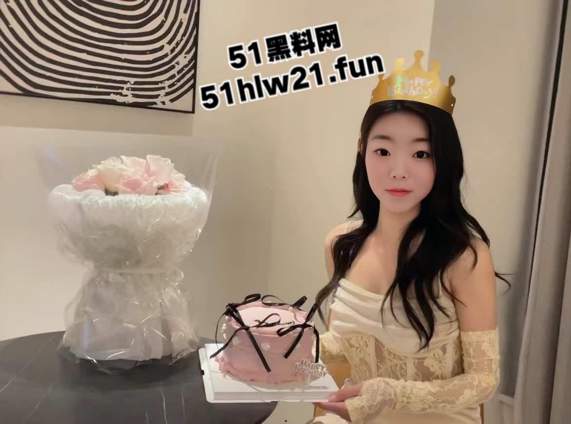 广州学生妹【钟绮晴】稚嫩的身体白嫩诱人，极致性感化身吸精神器，白虎粉穴被大屌无套乱干。  第2张