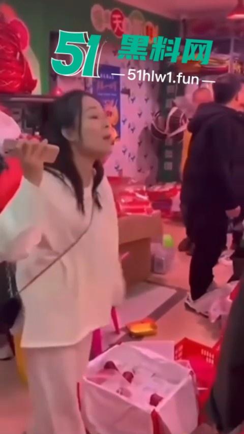 潮州新溪【淑武水果店】事件完整版，94年人妻出轨隔壁猪肉铺04年小伙，偷情野战被当场捉奸，竟开车顶撞亲夫。  第10张