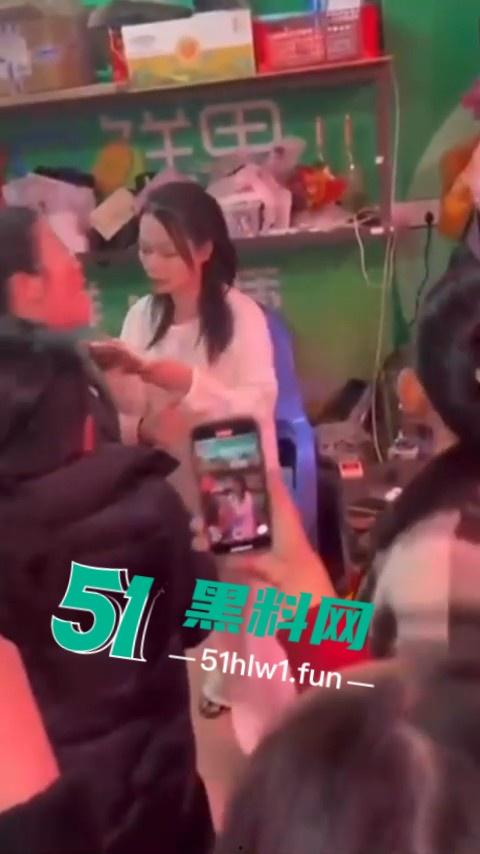 潮州新溪【淑武水果店】事件完整版，94年人妻出轨隔壁猪肉铺04年小伙，偷情野战被当场捉奸，竟开车顶撞亲夫。  第11张