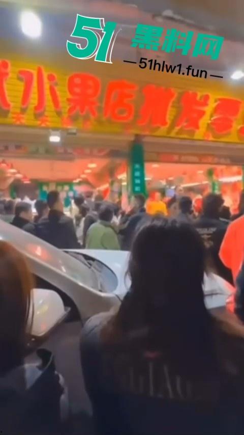 潮州新溪【淑武水果店】事件完整版，94年人妻出轨隔壁猪肉铺04年小伙，偷情野战被当场捉奸，竟开车顶撞亲夫。  第12张