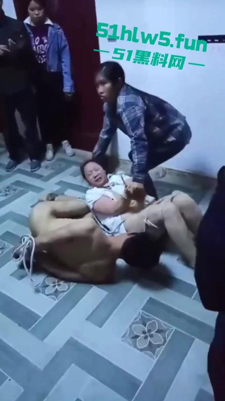 狠人捉奸现场,男子带家人捉奸竟将妻子和情人捆绑,这是要浸猪笼么绑人家属已被刑拘。 第1张 狠人捉奸现场,男子带家人捉奸竟将妻子和情人捆绑,这是要浸猪笼么绑人家属已被刑拘。 第1张