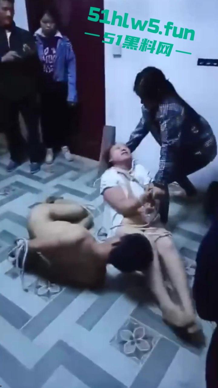 狠人捉奸现场,男子带家人捉奸竟将妻子和情人捆绑,这是要浸猪笼么绑人家属已被刑拘。 第3张 狠人捉奸现场,男子带家人捉奸竟将妻子和情人捆绑,这是要浸猪笼么绑人家属已被刑拘。 第3张