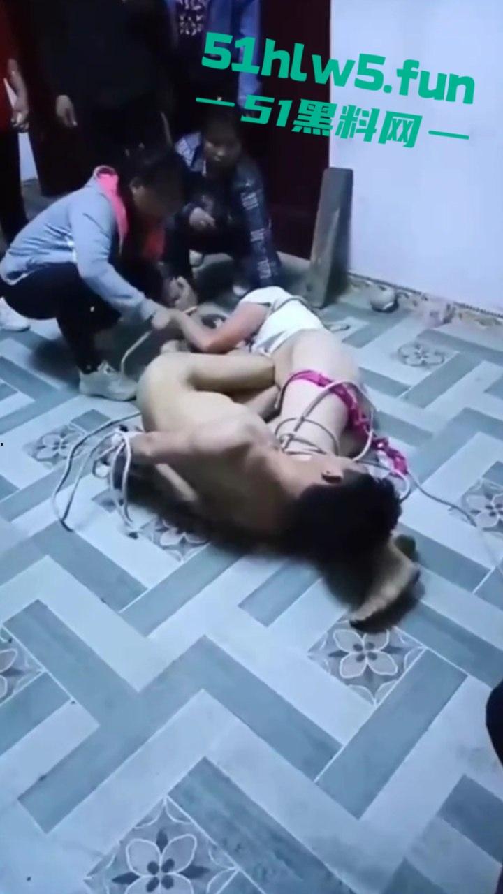 狠人捉奸现场,男子带家人捉奸竟将妻子和情人捆绑,这是要浸猪笼么绑人家属已被刑拘。 第4张 狠人捉奸现场,男子带家人捉奸竟将妻子和情人捆绑,这是要浸猪笼么绑人家属已被刑拘。 第4张