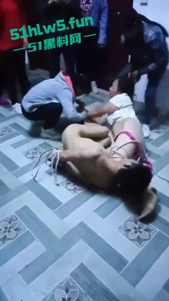 狠人捉奸现场,男子带家人捉奸竟将妻子和情人捆绑,这是要浸猪笼么绑人家属已被刑拘。 第5张 狠人捉奸现场,男子带家人捉奸竟将妻子和情人捆绑,这是要浸猪笼么绑人家属已被刑拘。 第5张