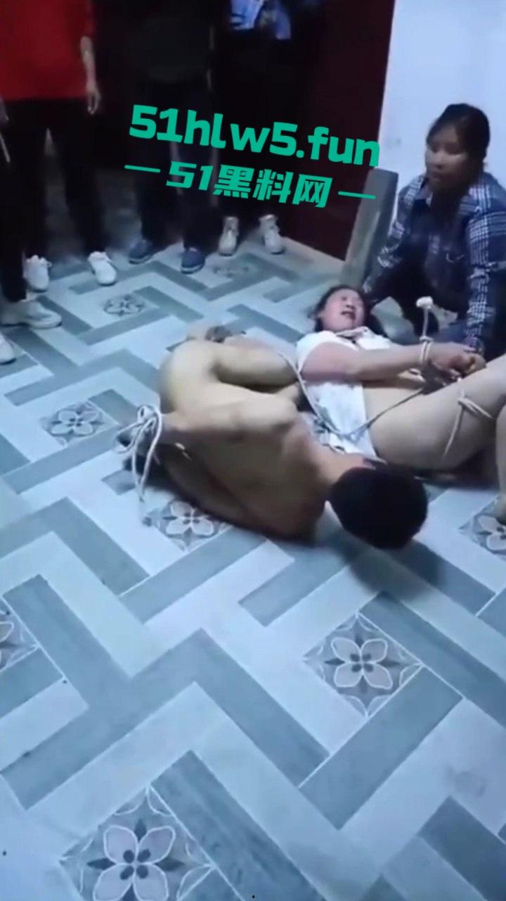 狠人捉奸现场,男子带家人捉奸竟将妻子和情人捆绑,这是要浸猪笼么绑人家属已被刑拘。 第6张 狠人捉奸现场,男子带家人捉奸竟将妻子和情人捆绑,这是要浸猪笼么绑人家属已被刑拘。 第6张