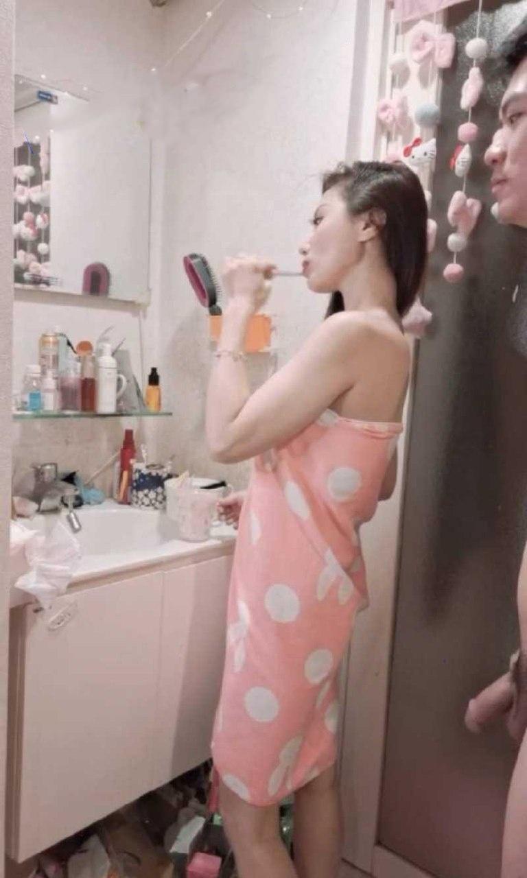 江苏高颜值新婚夫妻早晨洗漱自拍做爱视频泄密 高颜值巨乳骚穴于一身 娶到这样的骚妻 子非亲生又有何憾  第2张