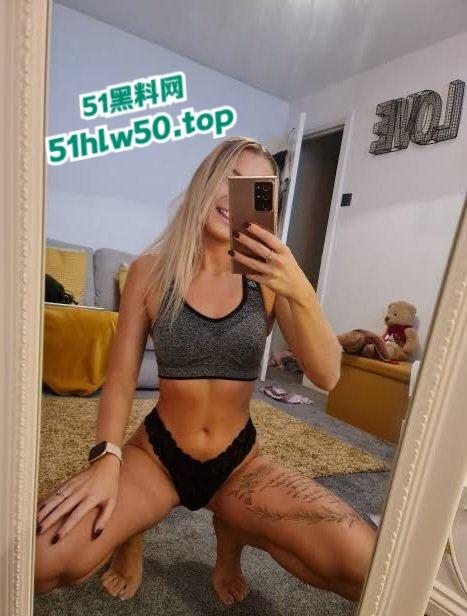 英国真实绿帽夫妻，顶级身材性感淫妻被老公带着出去约炮，黑人大屌爆操抽插太刺激！  第2张