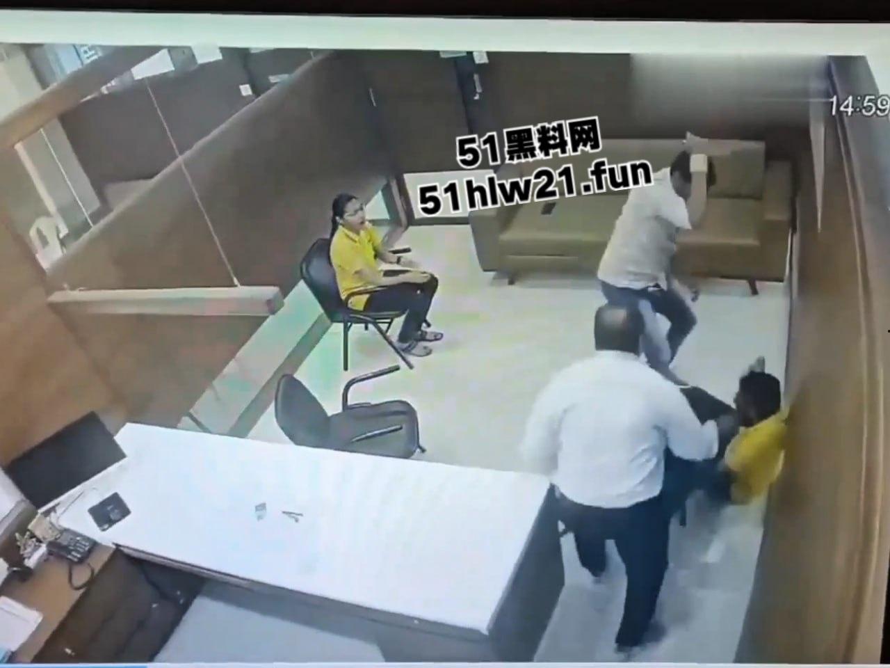 印度保险公司杀人案，男子母亲生病住院找医保公司报销，结果各种理由推脱遭男子持刀猛捅。  第1张