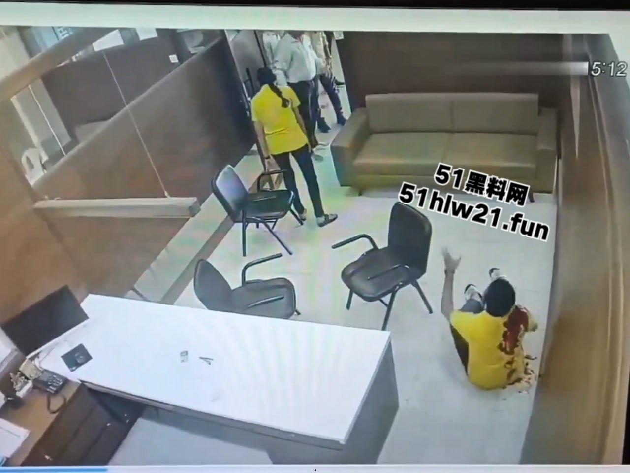 印度保险公司杀人案，男子母亲生病住院找医保公司报销，结果各种理由推脱遭男子持刀猛捅。  第2张