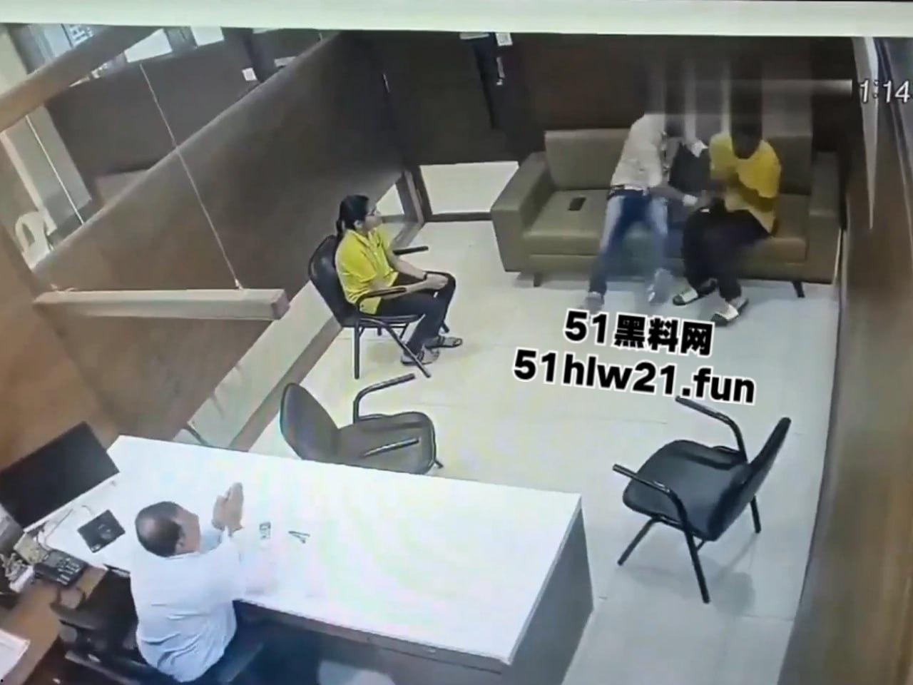 印度保险公司杀人案，男子母亲生病住院找医保公司报销，结果各种理由推脱遭男子持刀猛捅。  第3张