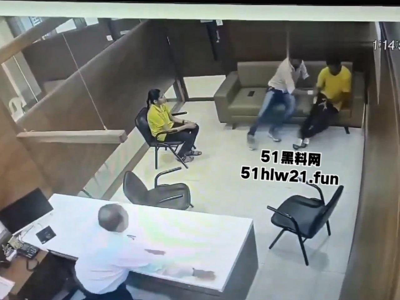 印度保险公司杀人案，男子母亲生病住院找医保公司报销，结果各种理由推脱遭男子持刀猛捅。  第4张