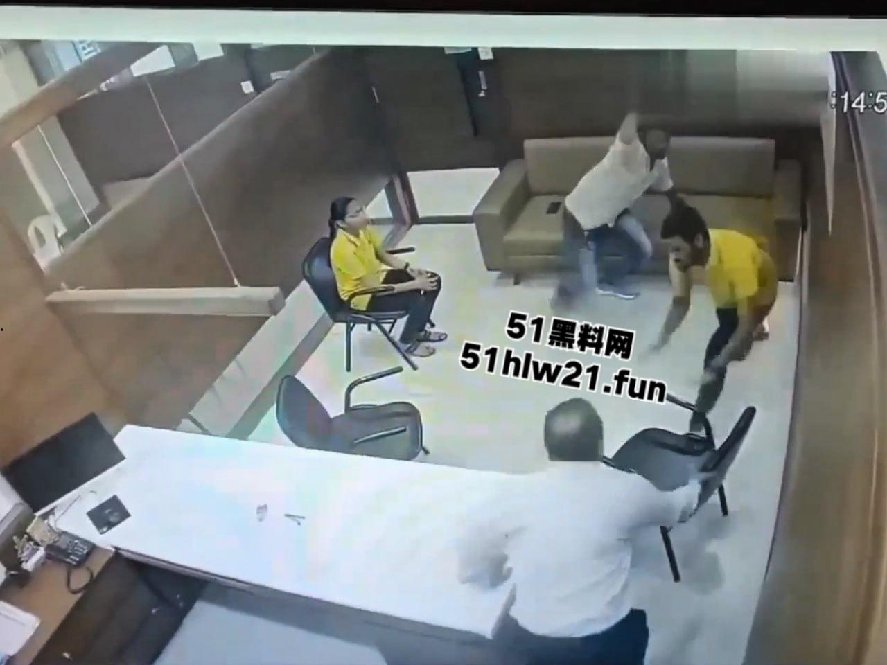 印度保险公司杀人案，男子母亲生病住院找医保公司报销，结果各种理由推脱遭男子持刀猛捅。  第5张