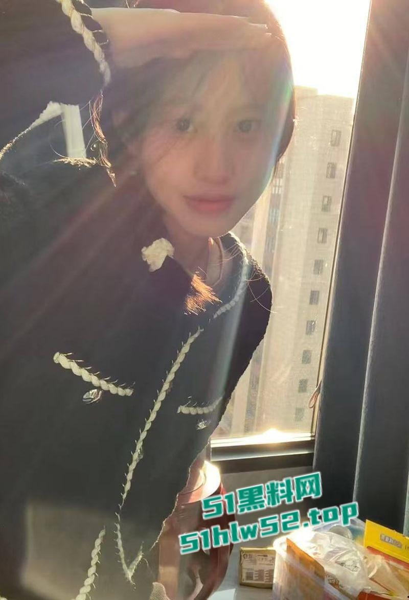 性感人妻少妇【小楼】穿着黑丝高跟被炮友各种体位抽插爆操，伴随着荡妇的淫叫，射到她的丝袜玉足上！  第1张